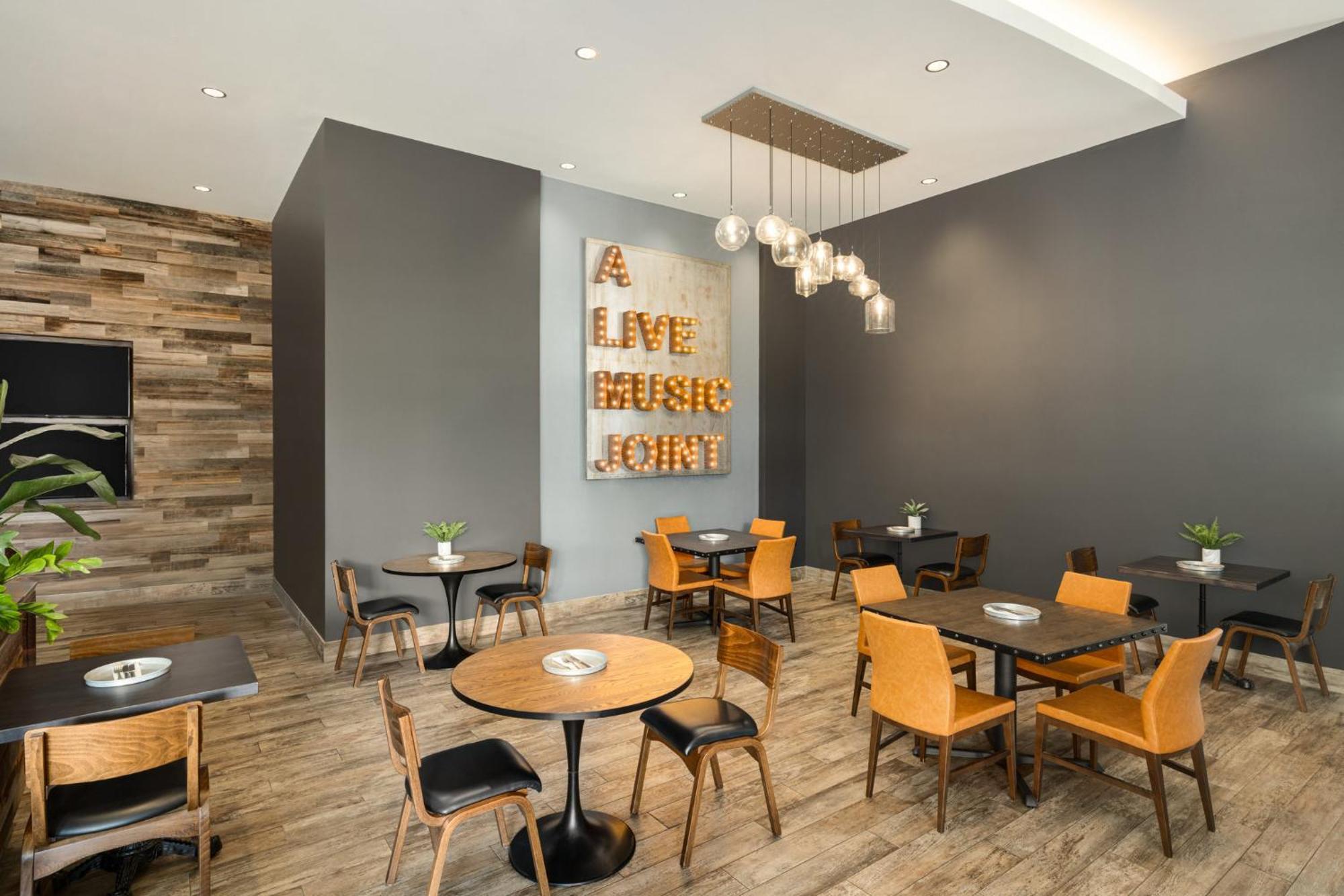 Holiday Inn & Suites Nashville Downtown Broadway Екстериор снимка